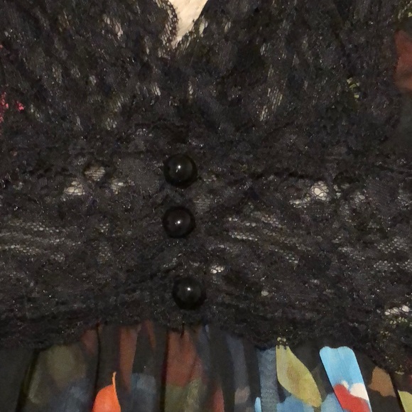 Floral blouse with lace details. - Picture 3 of 5